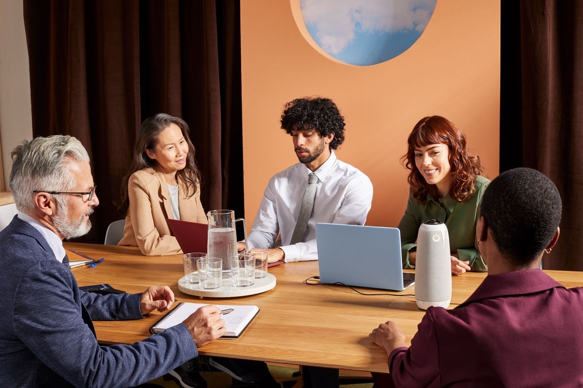 Asesores de Tree of Life Funding reunidos alrededor de una mesa